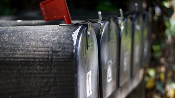mail-ge2a5e4244_1280 Briefkästen in einer Reihe