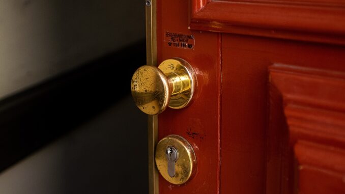 door-knob-gf12da881a_1280 Schlüssel Haustür