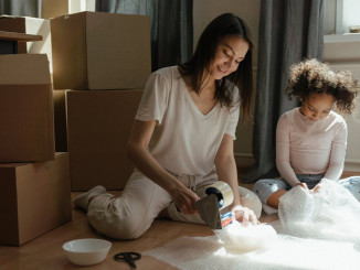Mutter und Tochter packen für Umzug