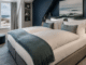 Gemütlich gemachtes Bett mit hochwertiger Bettdecke in einer Ferienwohnung auf Sylt